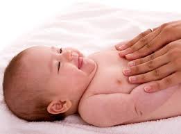 Bác sĩ Nhi hướng dẫn mẹ các bước massage đúng cách cho trẻ sơ sinh - Ảnh 3