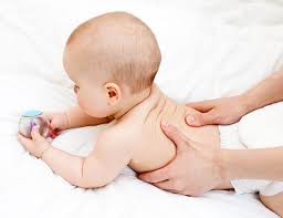 Chuyên gia hướng dẫn bài tập nằm úp và cách kết hợp vận động cho trẻ sơ sinh giúp phát triển 10 bộ phận cơ thể - Ảnh 3