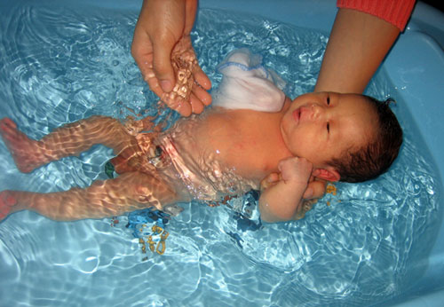 Hướng dẫn mẹ cách tắm an toàn cho trẻ sơ sinh chỉ trong 4 bước - Ảnh 4