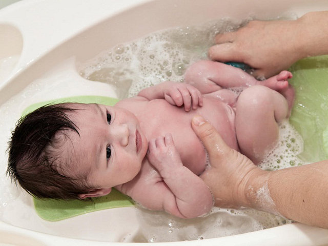 Hướng dẫn mẹ cách tắm an toàn cho trẻ sơ sinh chỉ trong 4 bước - Ảnh 3