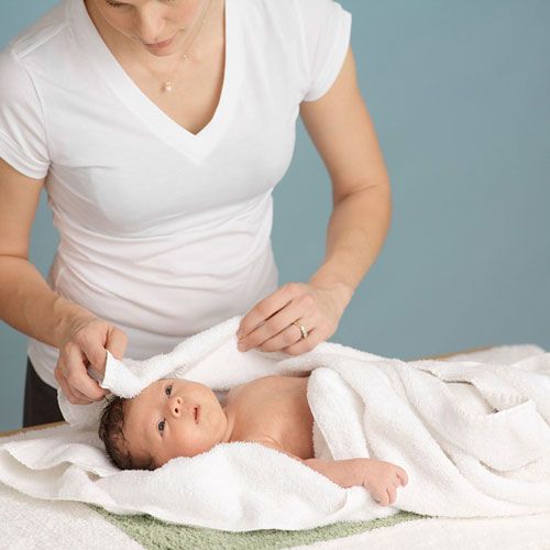Hướng dẫn mẹ cách tắm an toàn cho trẻ sơ sinh chỉ trong 4 bước - Ảnh 5