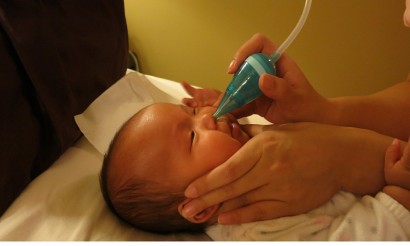 Bác sĩ Nhi chỉ cách xử lý trẻ sơ sinh bị nghẹt mũi bằng nước muối sinh lý và bấc loa kèn  - Ảnh 2