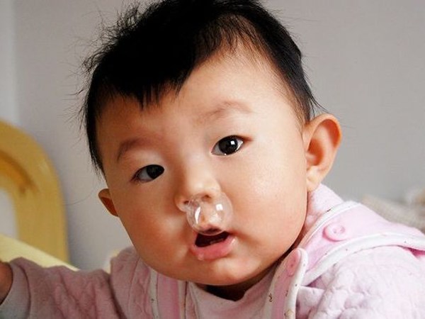  Bác sĩ Nhi chỉ cách xử lý trẻ sơ sinh bị nghẹt mũi bằng nước muối sinh lý và bấc loa kèn  - Ảnh 5