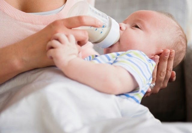 Cho trẻ bú bình đúng cách đề phòng nguy cơ sặc sữa, mẹ cần biết những kỹ thuật này - Ảnh 2