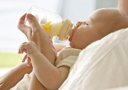 Cho trẻ bú bình đúng cách đề phòng nguy cơ sặc sữa, mẹ cần biết những kỹ thuật này - Ảnh 3