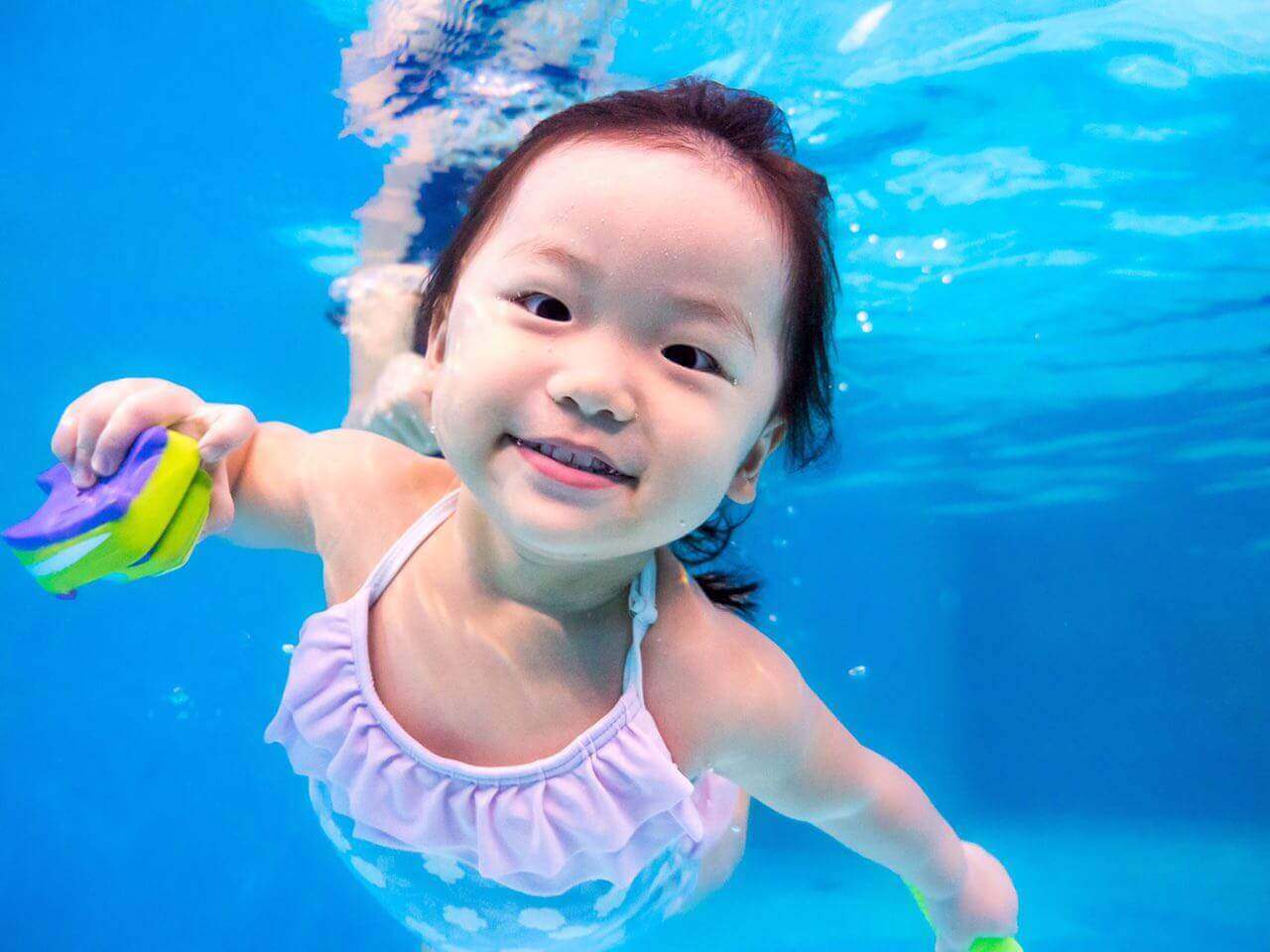 Độ tuổi thích hợp cha mẹ nên cho trẻ học bơi để con cao lớn vượt trội - Ảnh 1