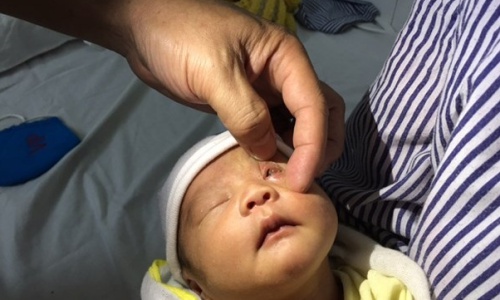 Hiểm họa khôn lường từ cách chữa ghèn mắt cho trẻ sơ sinh bằng sữa mẹ - Ảnh 2
