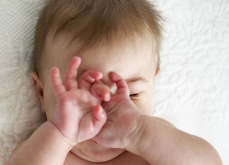 Hiểm họa khôn lường từ cách chữa ghèn mắt cho trẻ sơ sinh bằng sữa mẹ - Ảnh 1