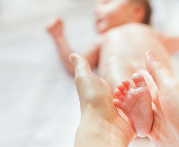 Mách mẹ cách massage hạ sốt cho trẻ sơ sinh nhanh nhất, hiệu quả không ngờ - Ảnh 2