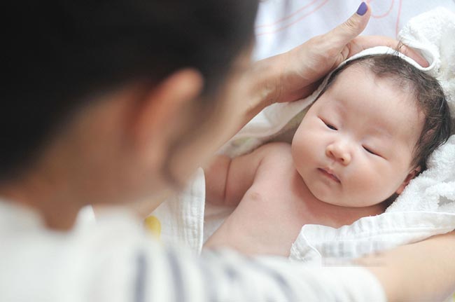 Mách mẹ cách massage hạ sốt cho trẻ sơ sinh nhanh nhất, hiệu quả không ngờ - Ảnh 3