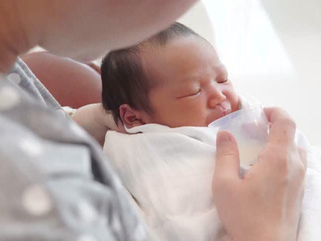 Mẹ bỉm sữa sốt sình sịch với trào lưu cho trẻ sơ sinh uống sữa bằng cốc - Ảnh 2