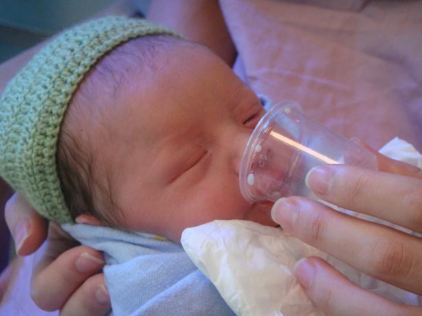 Mẹ bỉm sữa sốt sình sịch với trào lưu cho trẻ sơ sinh uống sữa bằng cốc - Ảnh 3