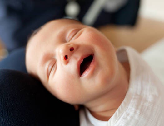 Ngắm khuôn mặt hạnh phúc của những em bé no sữa sau khi bú mẹ - Ảnh 1
