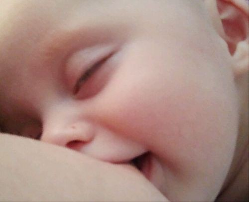 Ngắm khuôn mặt hạnh phúc của những em bé no sữa sau khi bú mẹ - Ảnh 2