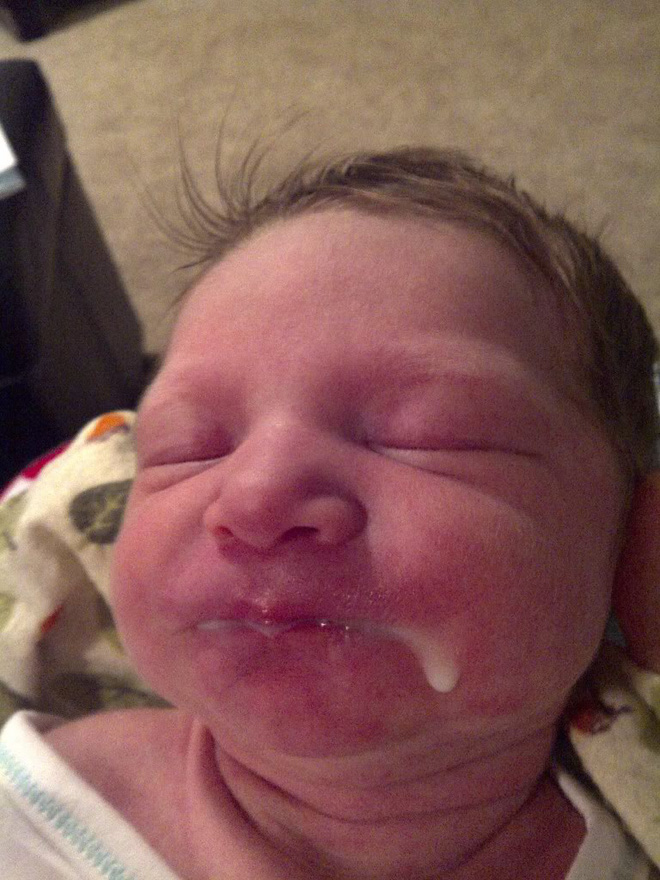 Ngắm khuôn mặt hạnh phúc của những em bé no sữa sau khi bú mẹ - Ảnh 3