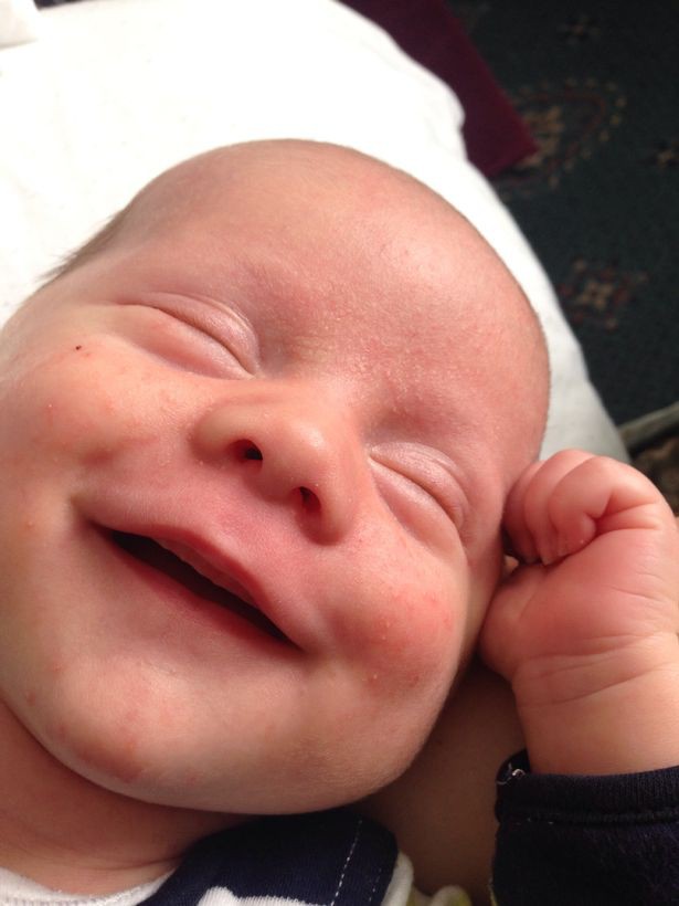 Ngắm khuôn mặt hạnh phúc của những em bé no sữa sau khi bú mẹ - Ảnh 4