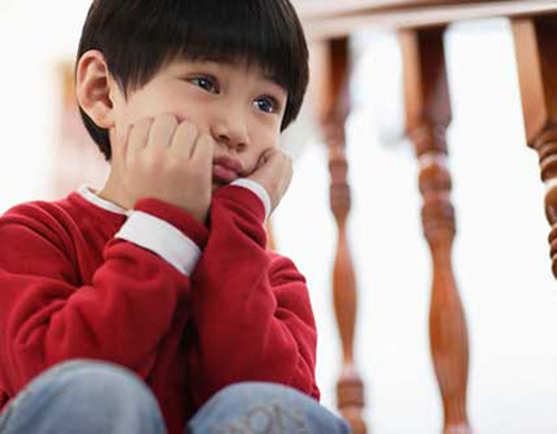 Những dấu hiệu nhận biết bệnh tự kỷ sớm ở trẻ em cha mẹ đừng vội bỏ qua - Ảnh 2