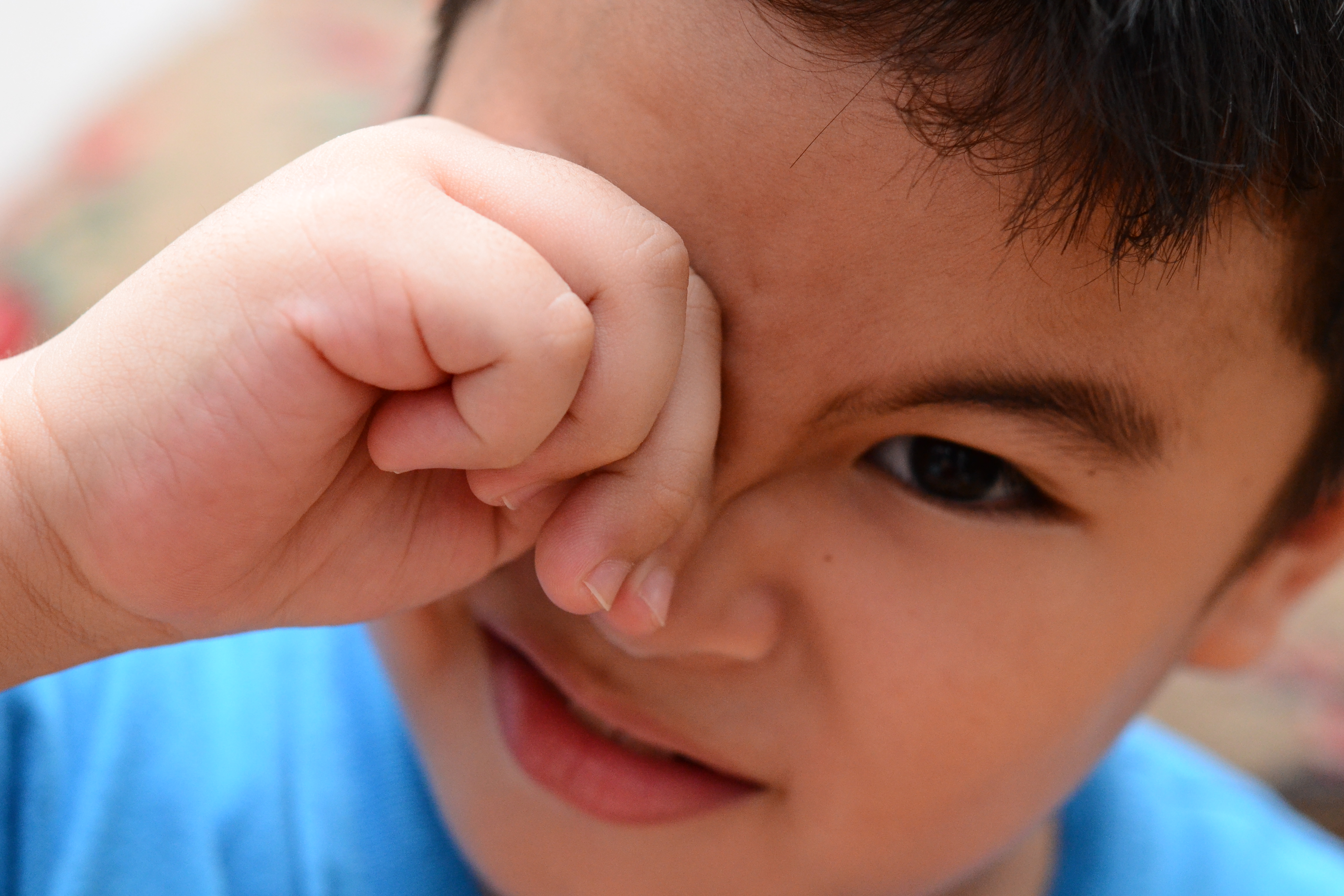 Những dấu hiệu nhận biết trẻ bị cận thị cha mẹ cần sớm phát hiện để cứu đôi mắt của con - Ảnh 2