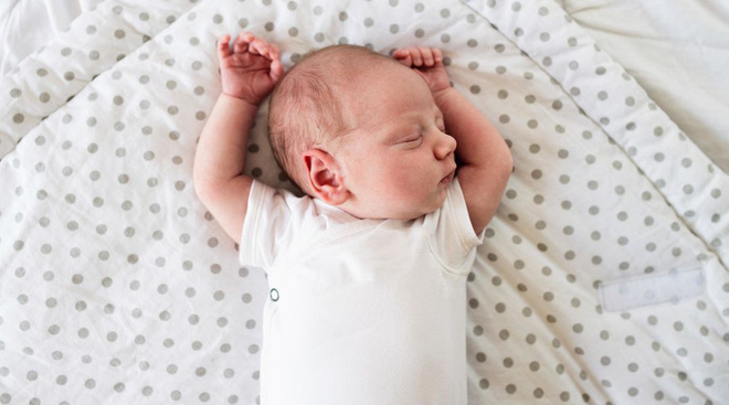 Sự thật về tư thế ngủ như đầu hàng của trẻ sơ sinh sẽ khiến bố mẹ bất ngờ lắm đấy - Ảnh 1