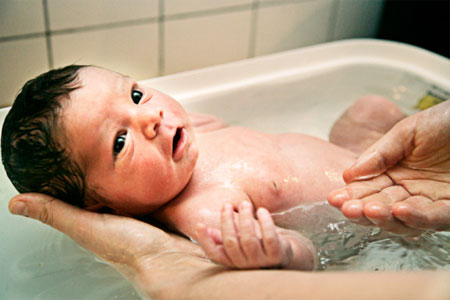 Tắm cho trẻ sơ sinh bằng gì là tốt nhất, mẹ hãy nghe câu trả lời của bác sĩ nhi khoa - Ảnh 2