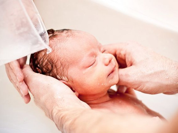 Tắm cho trẻ sơ sinh bằng gì là tốt nhất, mẹ hãy nghe câu trả lời của bác sĩ nhi khoa - Ảnh 3