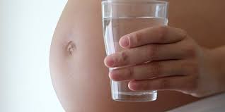 Thời điểm ‘vàng’ bà bầu cần uống nước khi mang thai để mẹ khỏe, con không bị thiếu nước ối - Ảnh 2
