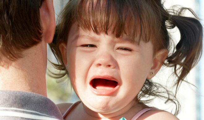 Trẻ hay mè nheo, khóc lóc, ăn vạ đôi khi là do cha mẹ đã mắc phải cách ứng xử sai lầm này - Ảnh 4