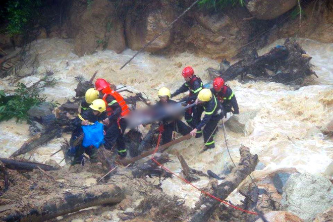 Đôi nam nữ chạy xe lên Đà Lạt bị nước cuốn xuống vực sâu: Thi thể cô gái đã được tìm thấy, chàng trai vẫn mất tích - Ảnh 4