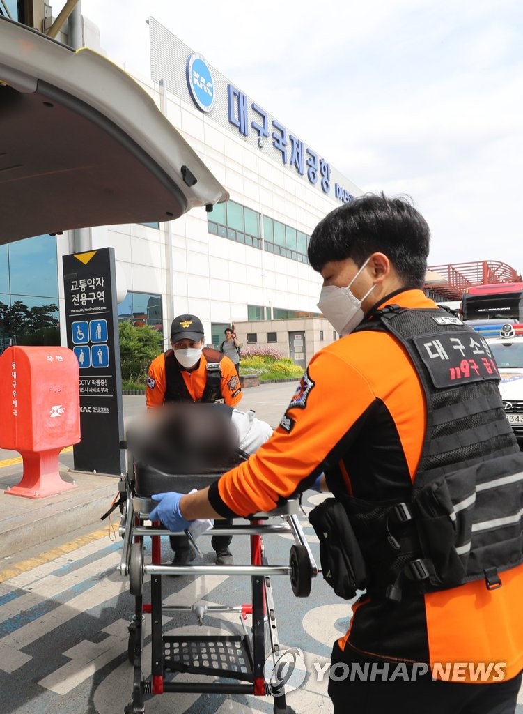 Hàn Quốc: Cửa thoát hiểm máy bay bật mở giữa không trung, 9 người nhập viện cấp cứu - Ảnh 3