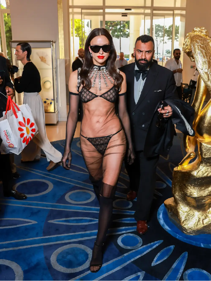 15 bộ váy táo bạo nhất minh tinh từng mặc tại Liên hoan phim Cannes - Ảnh 15