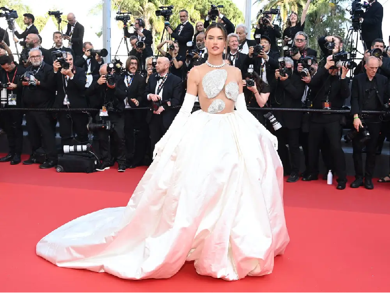 15 bộ váy táo bạo nhất minh tinh từng mặc tại Liên hoan phim Cannes - Ảnh 10