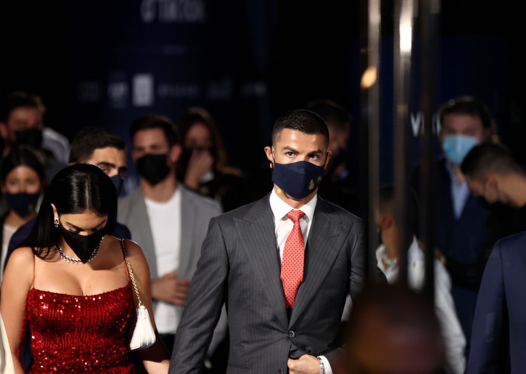 Ronaldo trao nụ hôn ngọt ngào cho bạn gái ở lễ trao giải Globe Soccer Awards - Ảnh 1