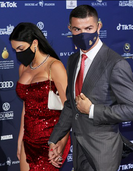 Ronaldo trao nụ hôn ngọt ngào cho bạn gái ở lễ trao giải Globe Soccer Awards - Ảnh 2