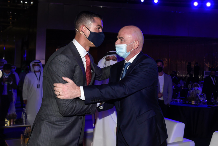 Ronaldo trao nụ hôn ngọt ngào cho bạn gái ở lễ trao giải Globe Soccer Awards - Ảnh 5