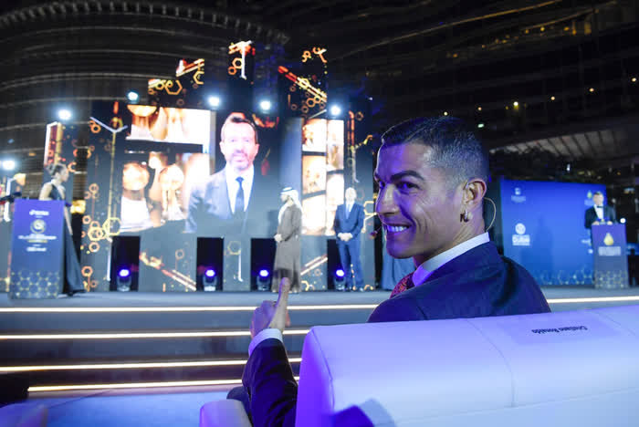 Ronaldo trao nụ hôn ngọt ngào cho bạn gái ở lễ trao giải Globe Soccer Awards - Ảnh 8