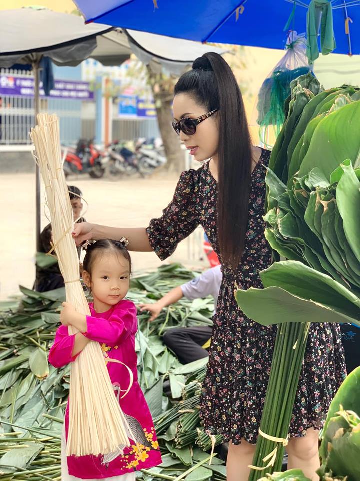 Ngẩn ngơ với loạt ảnh tuyệt đẹp của mẹ con Á hậu Trịnh Kim Chi giữa chợ lá dong - Ảnh 3
