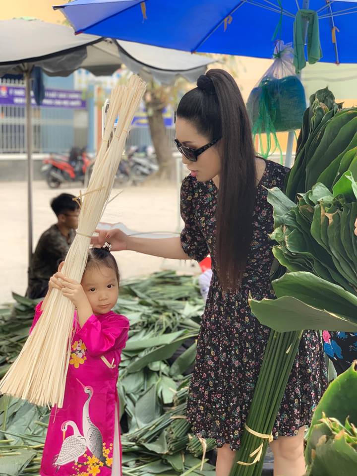 Ngẩn ngơ với loạt ảnh tuyệt đẹp của mẹ con Á hậu Trịnh Kim Chi giữa chợ lá dong - Ảnh 5