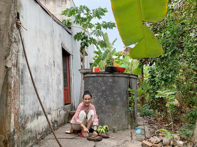 Bất ngờ với hình ảnh Angela Phương Trinh ngồi cầu gỗ rửa bát ở quê nội - Ảnh 1