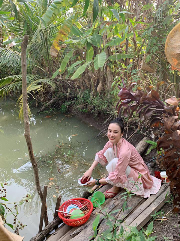 Bất ngờ với hình ảnh Angela Phương Trinh ngồi cầu gỗ rửa bát ở quê nội - Ảnh 2