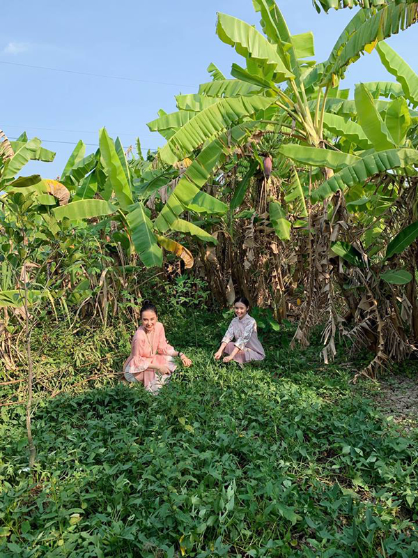 Bất ngờ với hình ảnh Angela Phương Trinh ngồi cầu gỗ rửa bát ở quê nội - Ảnh 5