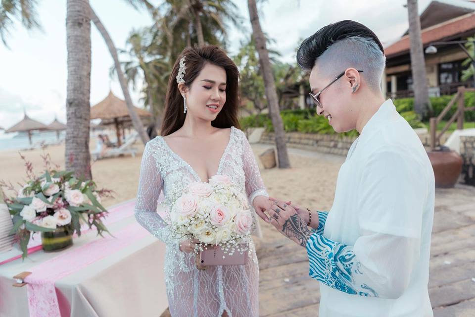 Chị gái Ngọc Trinh khoe vẻ 'nóng bỏng' trong đám cưới lần 2 ở Nha Trang - Ảnh 12