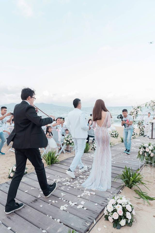 Chị gái Ngọc Trinh khoe vẻ 'nóng bỏng' trong đám cưới lần 2 ở Nha Trang - Ảnh 2