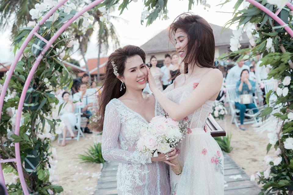 Chị gái Ngọc Trinh khoe vẻ 'nóng bỏng' trong đám cưới lần 2 ở Nha Trang - Ảnh 4