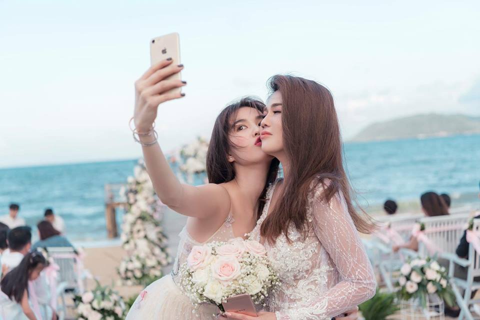 Chị gái Ngọc Trinh khoe vẻ 'nóng bỏng' trong đám cưới lần 2 ở Nha Trang - Ảnh 6