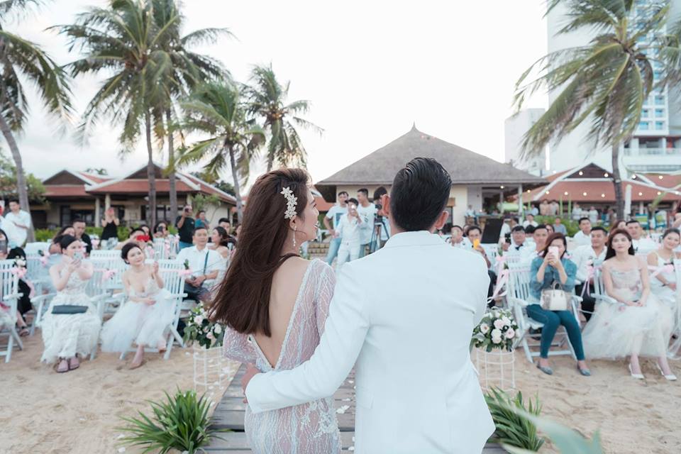 Chị gái Ngọc Trinh khoe vẻ 'nóng bỏng' trong đám cưới lần 2 ở Nha Trang - Ảnh 7