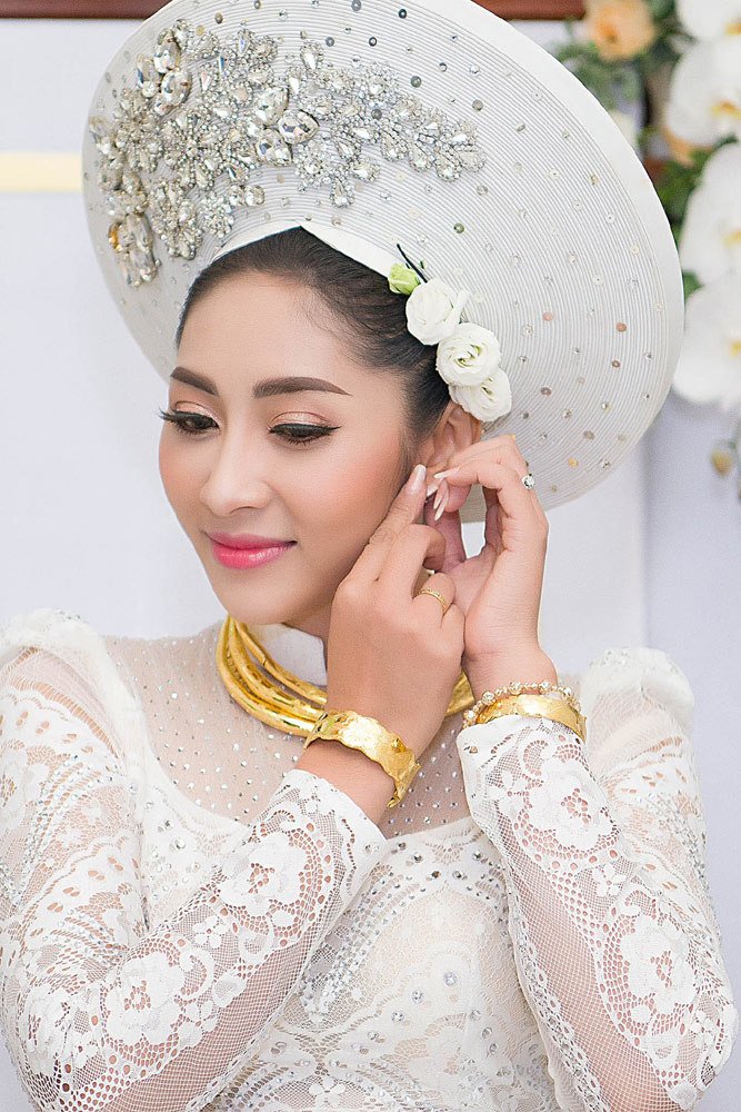 Đặng Thu Thảo đeo kiềng vàng to vật vã trong lễ rước dâu về nhà đại gia miền Tây - Ảnh 4