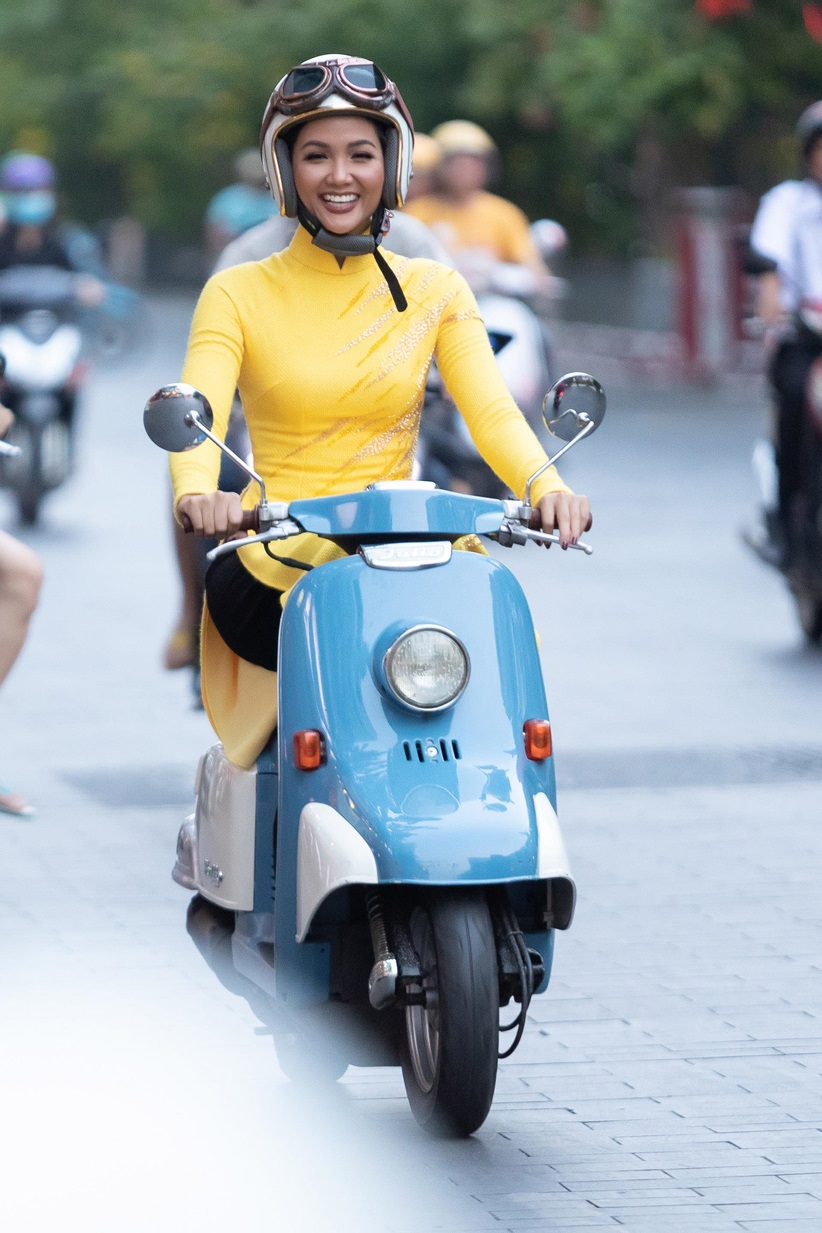 H'Hen Niê gây sốt với ảnh mặc áo dài đi xe máy trên đường phố Sài Gòn - Ảnh 2