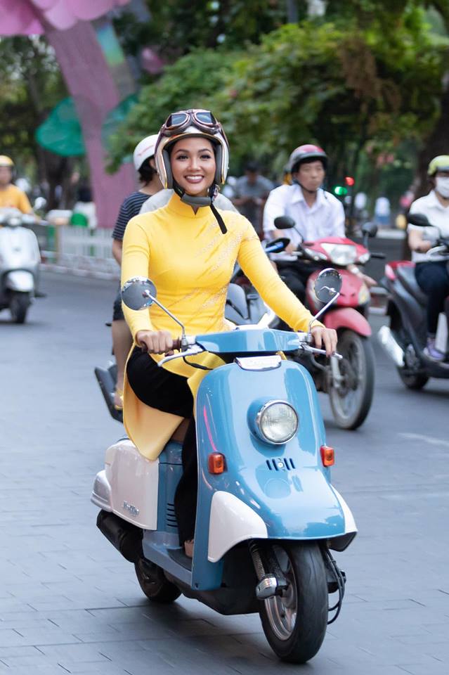 H'Hen Niê gây sốt với ảnh mặc áo dài đi xe máy trên đường phố Sài Gòn - Ảnh 6