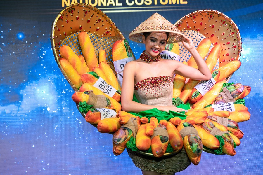Cận cảnh bộ quốc phục bánh mì kẹp thịt mà H'Hen Niê mang đi thi Hoa hậu Hoàn vũ Thế giới 2018 - Ảnh 6