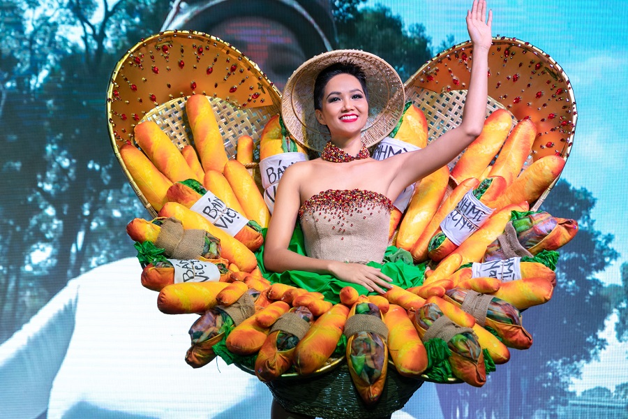 Cận cảnh bộ quốc phục bánh mì kẹp thịt mà H'Hen Niê mang đi thi Hoa hậu Hoàn vũ Thế giới 2018 - Ảnh 8